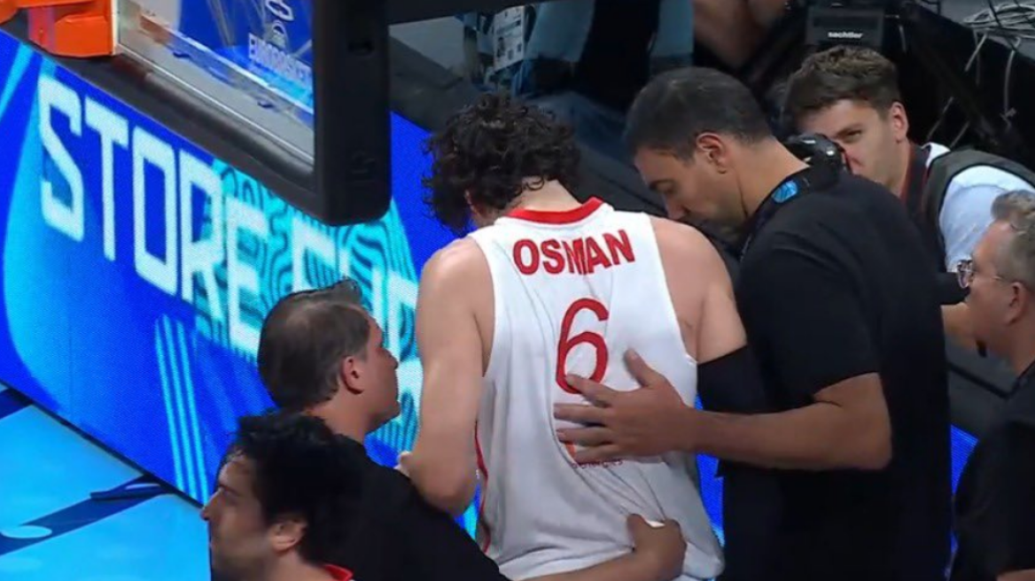 Eurobasket 2025: Αποχώρησε υποβασταζόμενος για τα αποδυτήρια αλλά επέστρεψε στον αγώνα ο Όσμαν 