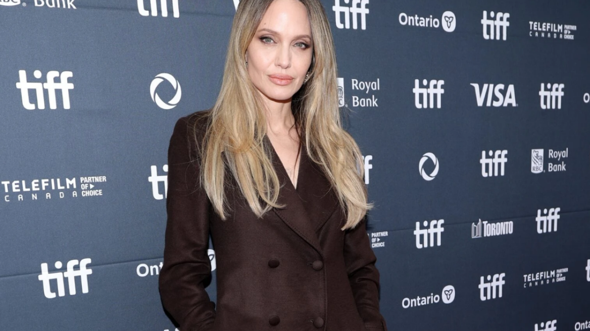 Η Αντζελίνα Τζολί μετέτρεψε ένα παλτό στο πιο σέξι ρούχο για το κόκκινο χαλί
