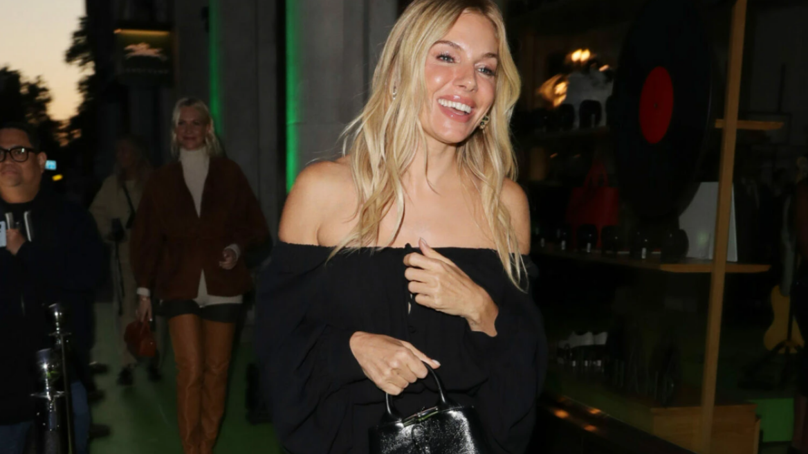 H Σιένα Μίλερ συνδυάζει ένα boho φόρεμα με square-toe boots
