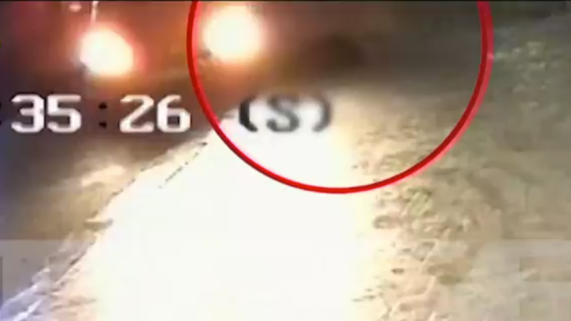 Η στιγμή που ο 20χρονος γιος του επιχειρηματία παρασέρνει αστυνομικό στο κέντρο της Αθήνας - Δείτε βίντεο
