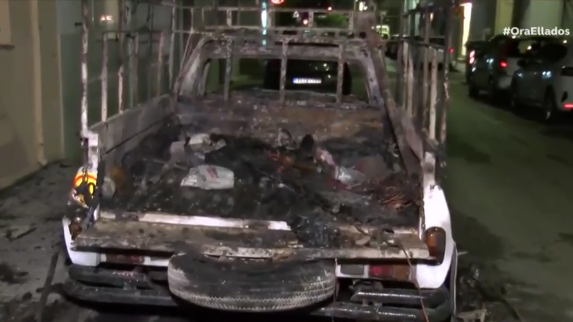 Φωτιά σε δύο οχήματα και ένα τρίκυκλο στον Πειραιά - «Βλέπουν» εμπρησμό