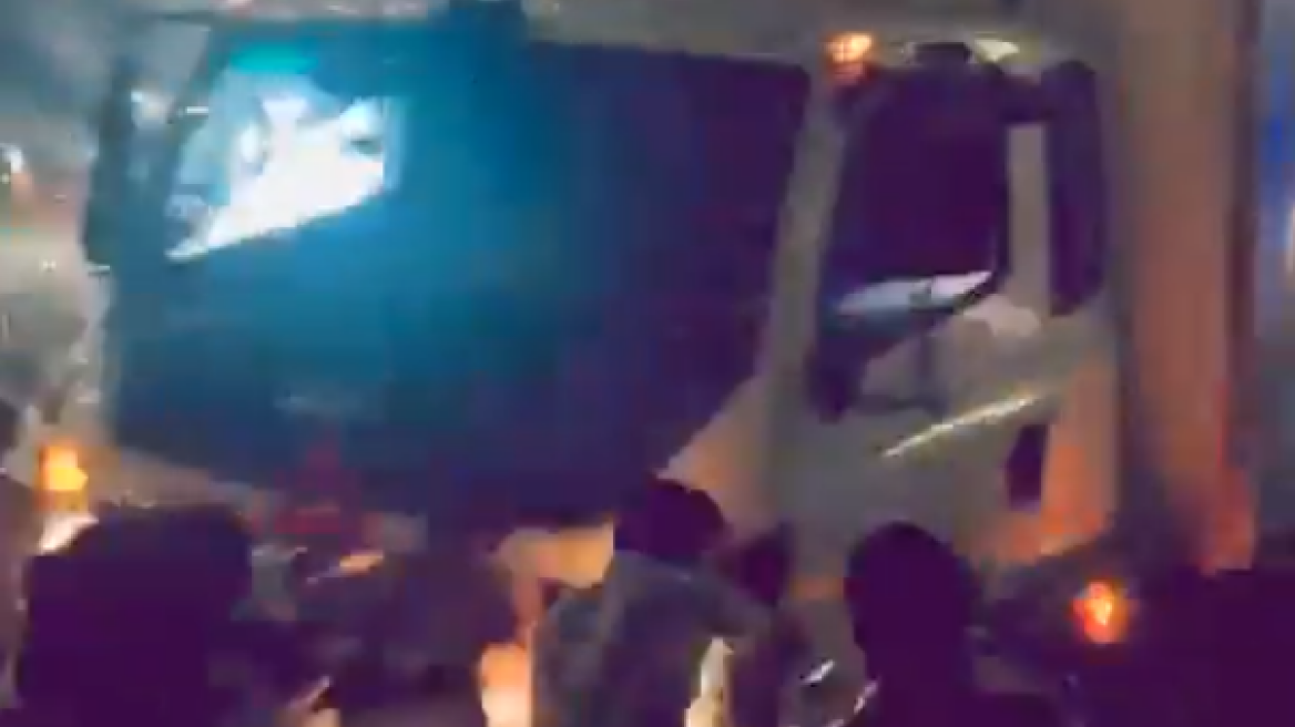 Τραγωδία στην Ινδία - Οκτώ νεκροί όταν φορτηγό έπεσε σε θρησκευτική πομπή, δείτε βίντεο