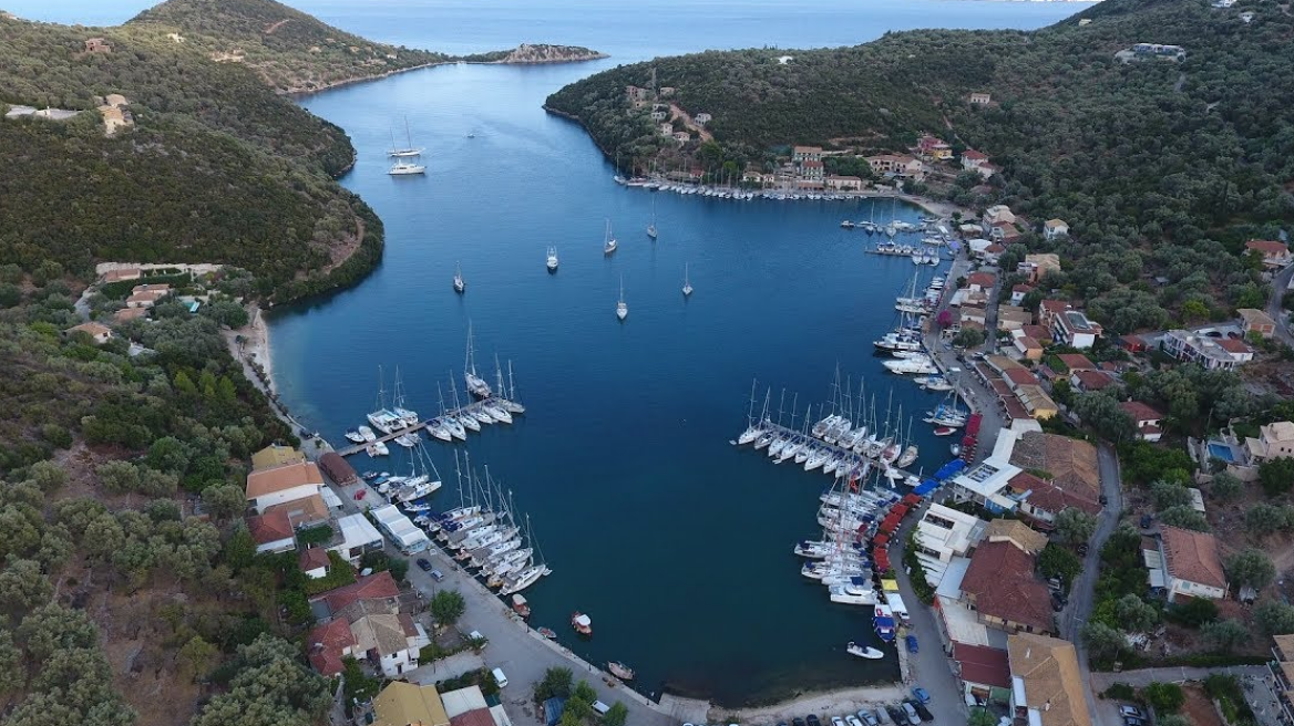 Πυρκαγιά σε τουριστικό σκάφος στη Λευκάδα
