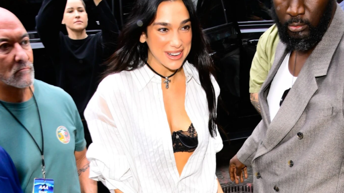 Η Ντούα Λίπα συνδυάζει μακριά φούστα με see-through μπαλαρίνες
