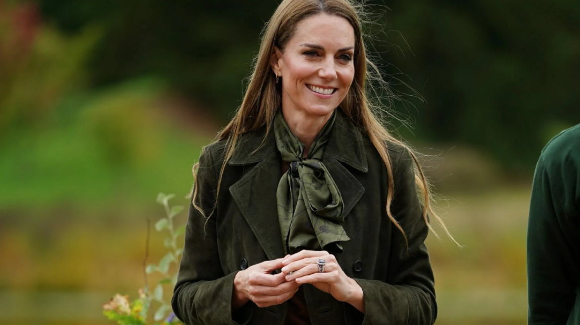 Η φθινοπωρινή εμφάνιση της Kέιτ Μίντλετον περιλαμβάνει midi φούστα και ψηλές σουέτ μπότες
