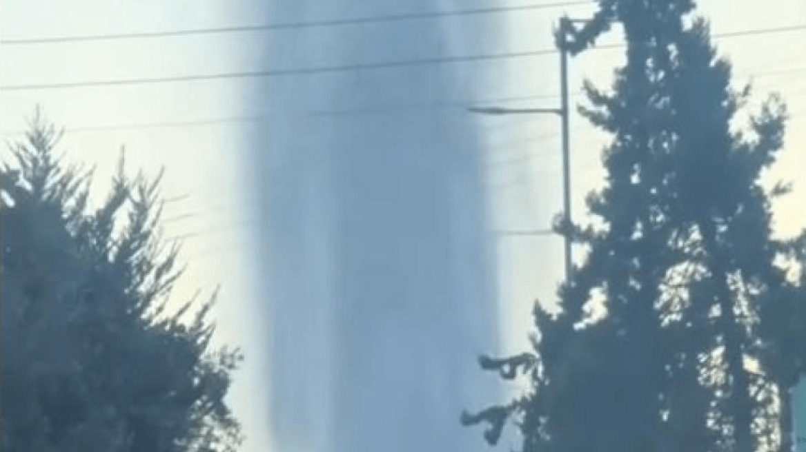 Έσπασε αγωγός της ΕΥΔΑΠ στο Κερατσίνι - Απίστευτα βίντεο με το νερό να εκτοξεύεται μετατρέποντας τους δρόμους σε ποτάμι
