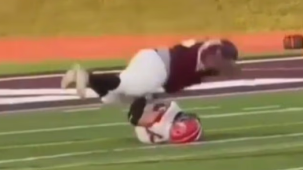 Σοκαριστικός τραυματισμός 15χρονου σε αγώνα american football: Έπαθε κατάγματα στη σπονδυλική στήλη από συνομήλικό του που τον πλάκωσε - Δείτε βίντεο