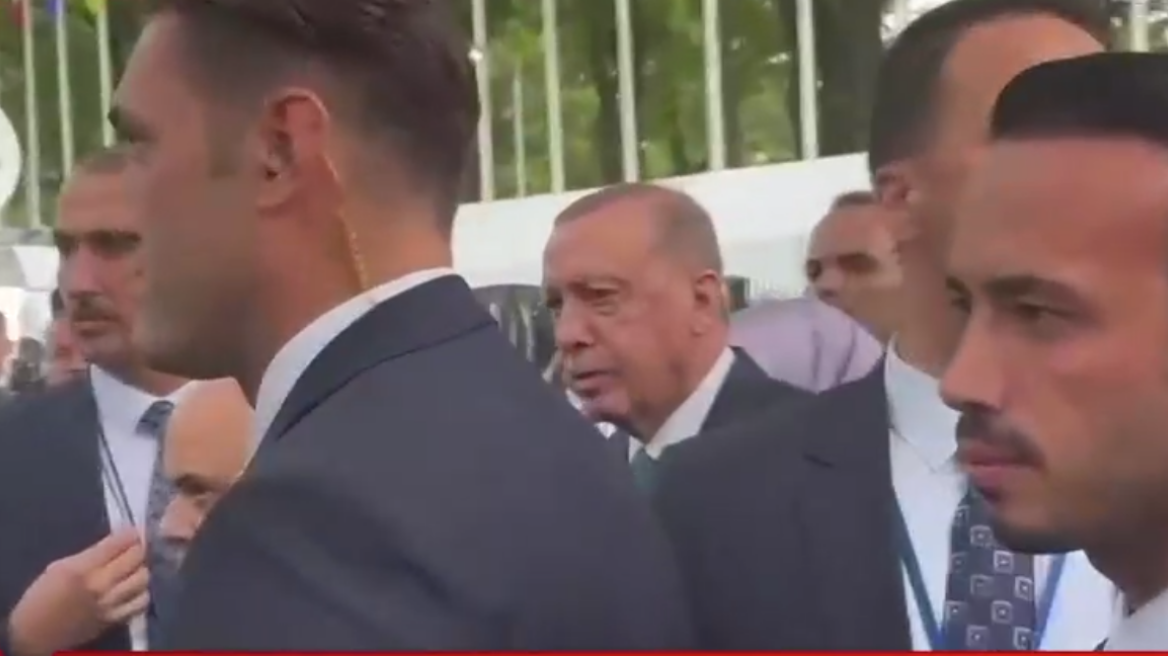 Μετά τον Μακρόν, «θύμα» της αυτοκινητοπομπής Τραμπ και ο Ερντογάν - Το βίντεο με την ενόχλησή του