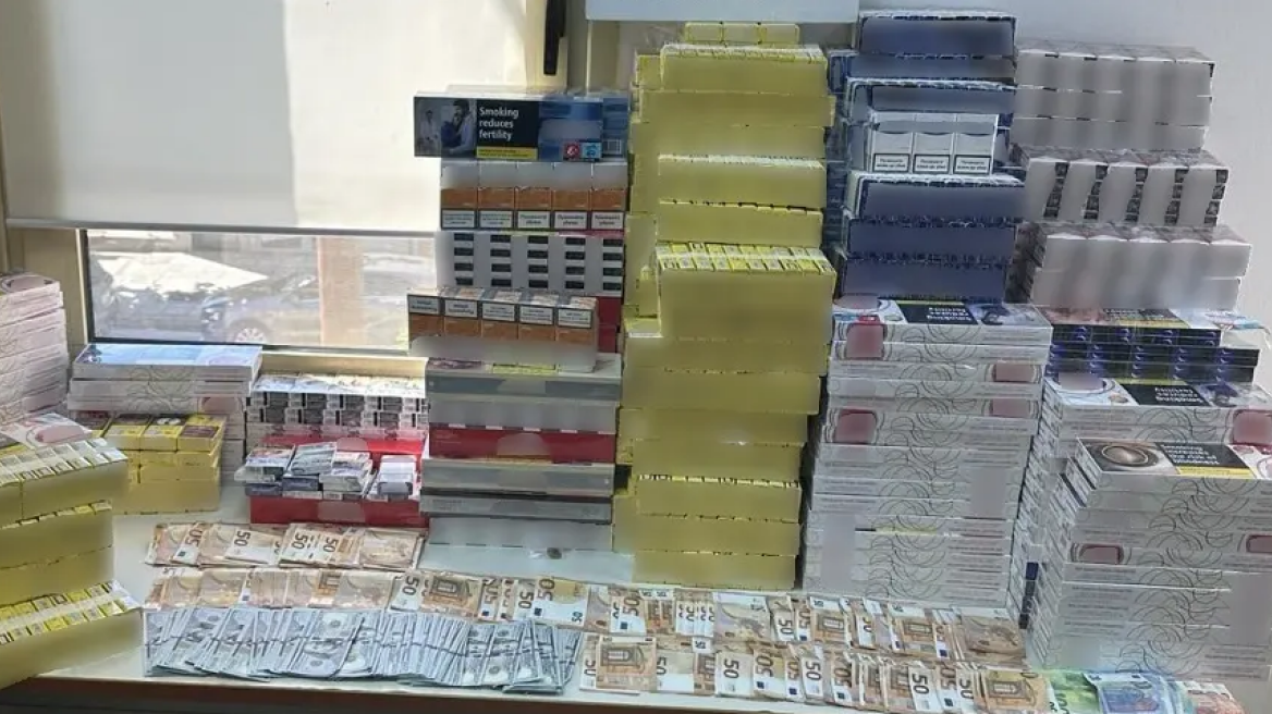 Θεσσαλονίκη: 54χρονος είχε στο σπίτι του πάνω από 2.800 λαθραία πακέτα τσιγάρα και 18 κιλά καπνό