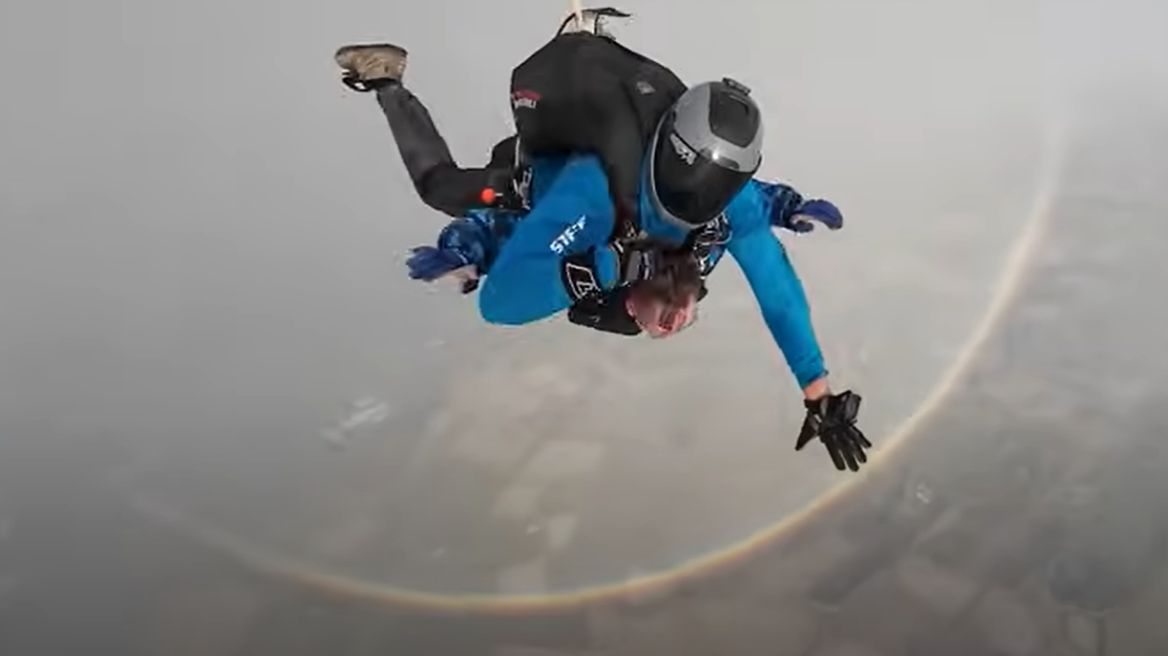 Αλεξιπτωτιστές κατέγραψαν σπάνιο βίντεο από ουράνιο τόξο σε πλήρη κύκλο - Η εξήγηση Κολυδά