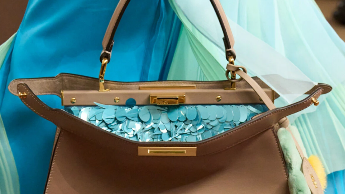 Άνοιξη 2026: Χάντρες, παγιέτες και χνουδωτές λεπτομέρειες στολίζουν τις πιο αγαπημένες τσάντες του οίκου Fendi
