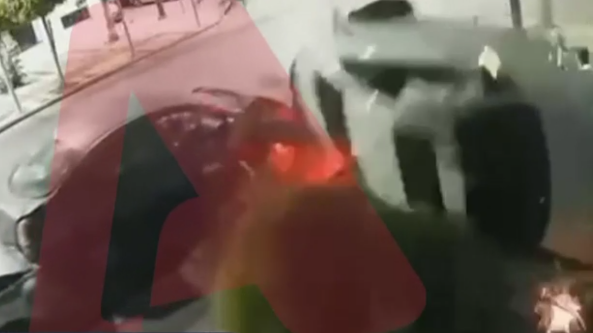 Βίντεο: Αυτοκίνητο ξήλωσε κολώνες, συγκρούστηκε με ΙΧ και ντελαπάρισε στο Ίλιον