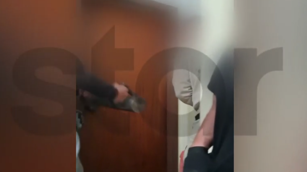 «Αστυνομία, ακίνητος» - Η στιγμή της εισβολής της ΕΛΑΣ σε διαμέρισμα διακινητή ναρκωτικών στην Ελευσίνα