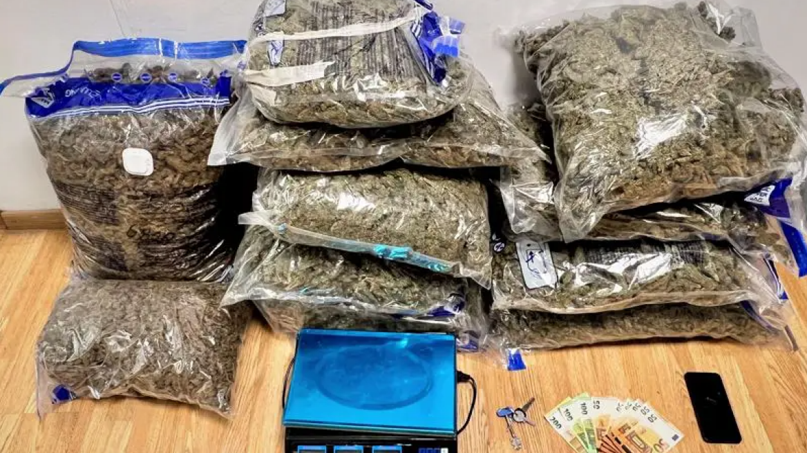 Χειροπέδες σε 31χρονο στην Αττική που είχε στο σπίτι του 34 κιλά κάνναβης