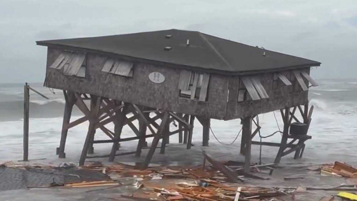 Βόρεια Καρολίνα: Η στιγμή που σπίτια καταρρέουν από τα κύματα του Ατλαντικού
