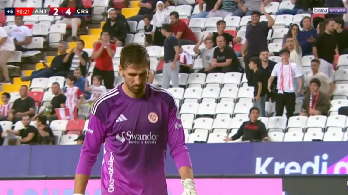 Απίστευτη γκάφα από τον Κουέστα - Έφαγε γκολ πίσω από την σέντρα στην Τουρκία ο πρώην τερματοφύλακας του Άρη  - Βίντεο 