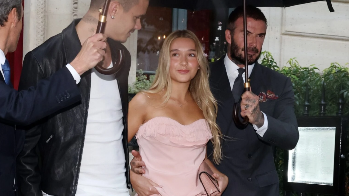 Η οικογένεια Μπέκαμ στο Παρίσι για την επίδειξη της Βικτόρια στην Εβδομάδα Μόδας
