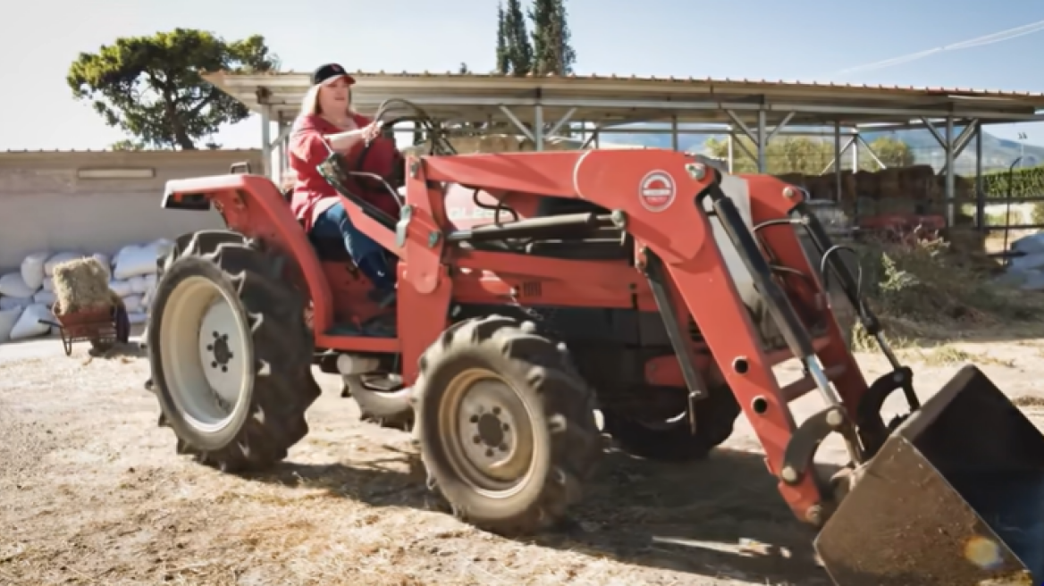 Η Έφη Θώδη ξεσηκώνει το διαδίκτυο με το νέο της hit «Άι σαπέρ, δε χωράμε στο τρακτέρ»