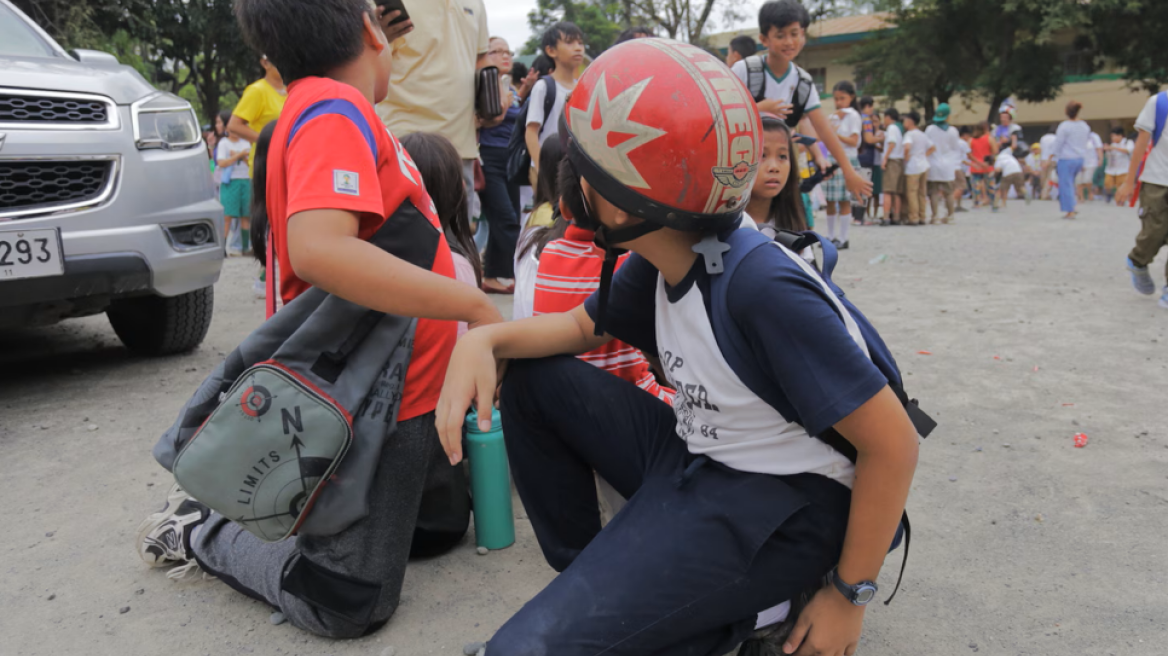 Φόβοι για τσουνάμι μετά τον σεισμό των 7,5 Ρίχτερ - Δείτε βίντεο από την ισχυρή δόνηση
