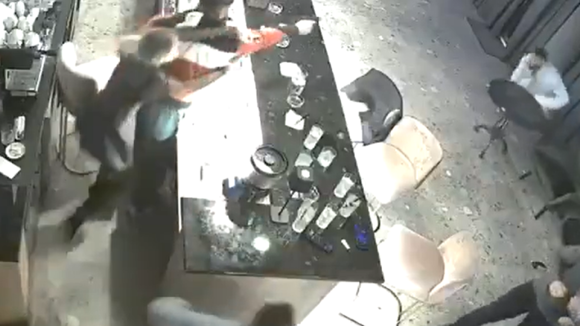 Άγριος καβγάς με πυροβολισμούς σε μπαρ του Κιέβου για τα μάτια μιας γυναίκας - Δείτε βίντεο