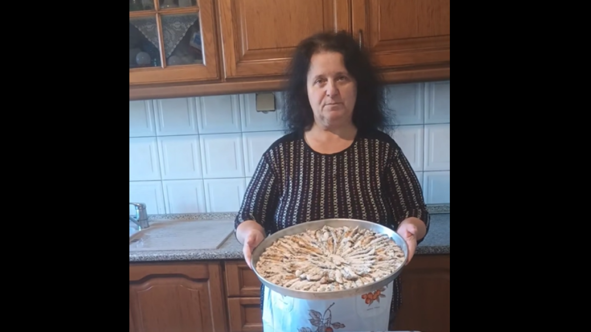 Viral η κυρία Βασιλική από τις Πρέσπες που παρουσιάζει φαγητά, αλλά... κρύβει τις συνταγές - Δείτε βίντεο