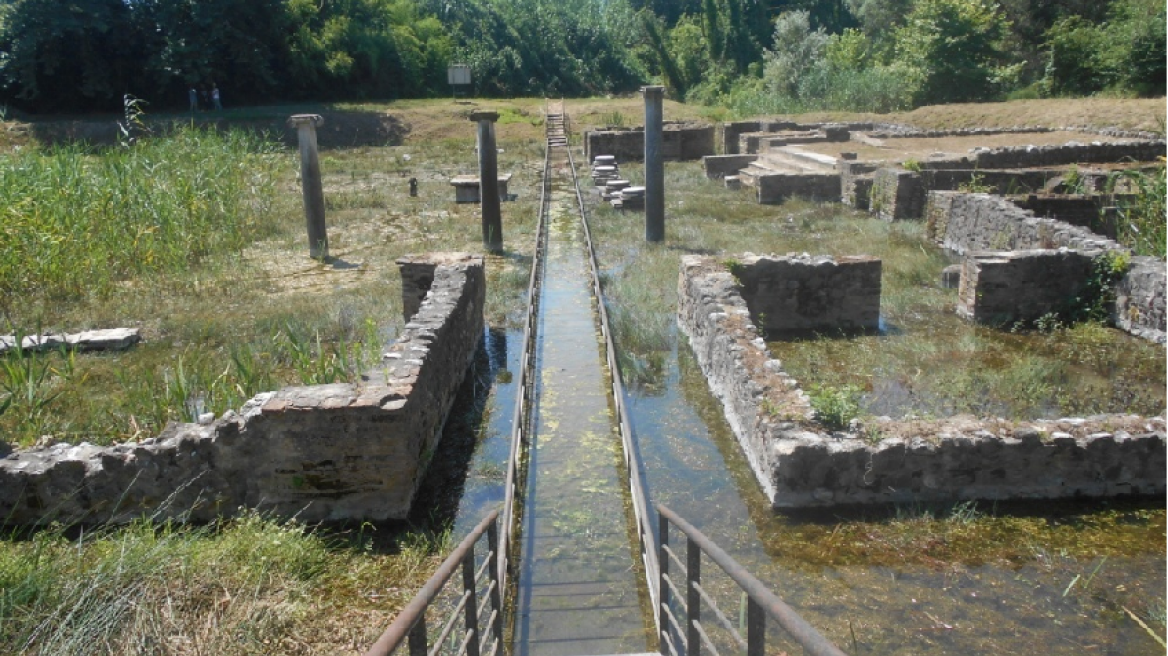 Δίον: Αντικαθίσταται η γέφυρα του αρχαιολογικού χώρου που καταστράφηκε από από τις πλημμύρες