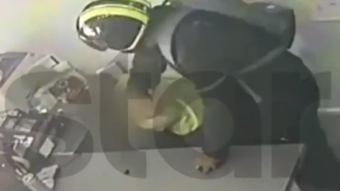 Νέο Ηράκλειο: Πατέρας εισέβαλε σε κατάστημα και ξυλοκόπησε την κόρη του