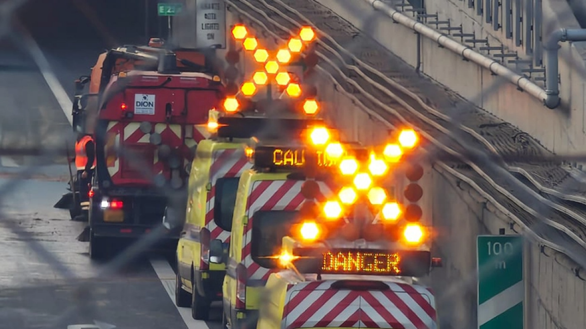 Λεωφορείο συγκρούστηκε με φορτηγό στην Αττική Οδό μετά τον κόμβο Παιανίας προς Αεροδρόμιο - Κλειστή η δεξιά λωρίδα