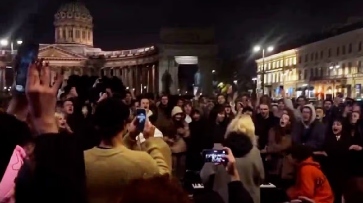Διαδήλωση κατά του Πούτιν στην Αγία Πετρούπολη - «Όταν πεθάνει ο τσάρος, θα χορέψουμε ξανά» τραγουδούσαν