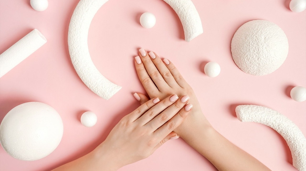 Νυχάδικα παντού – Γιατί οι Ελληνίδες δεν σταματούν ποτέ το μανικιούρ