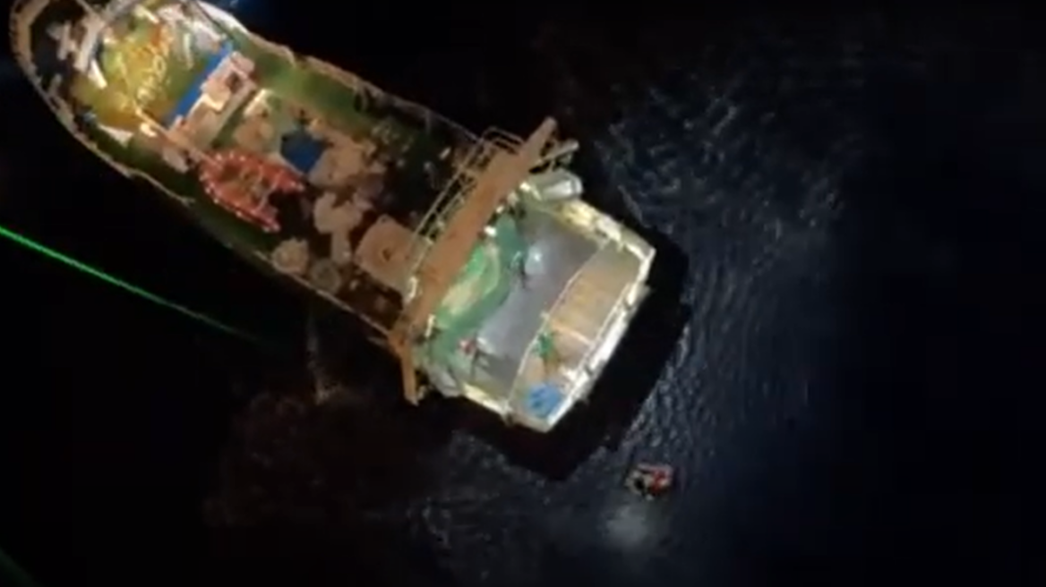 Διασώστης κατεβαίνει με σχοινί από ελικόπτερο της Πολεμικής Αεροπορίας για να παραλάβει Ιταλό ασθενή από αλιευτικό στην Αστυπάλαια - Δείτε βίντεο
