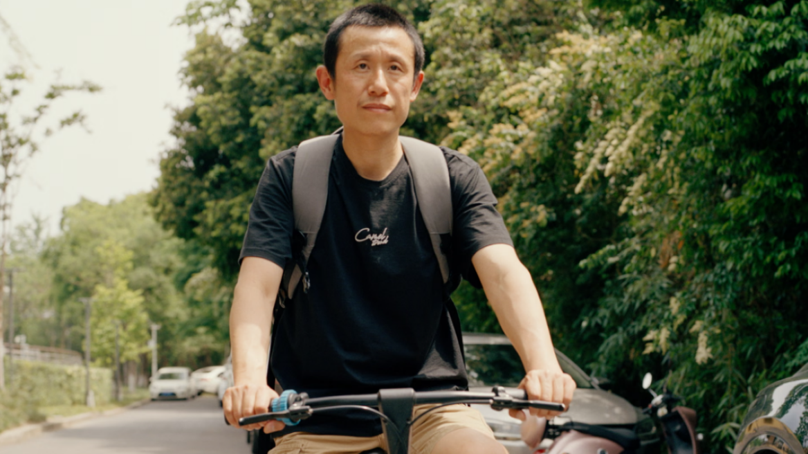 Ο διανομέας που αποκάλυψε τη σκληρή πραγματικότητα της δουλειάς στην Κίνα: Δεν έπινα νερό για να μην χάνω χρόνο και λεφτά