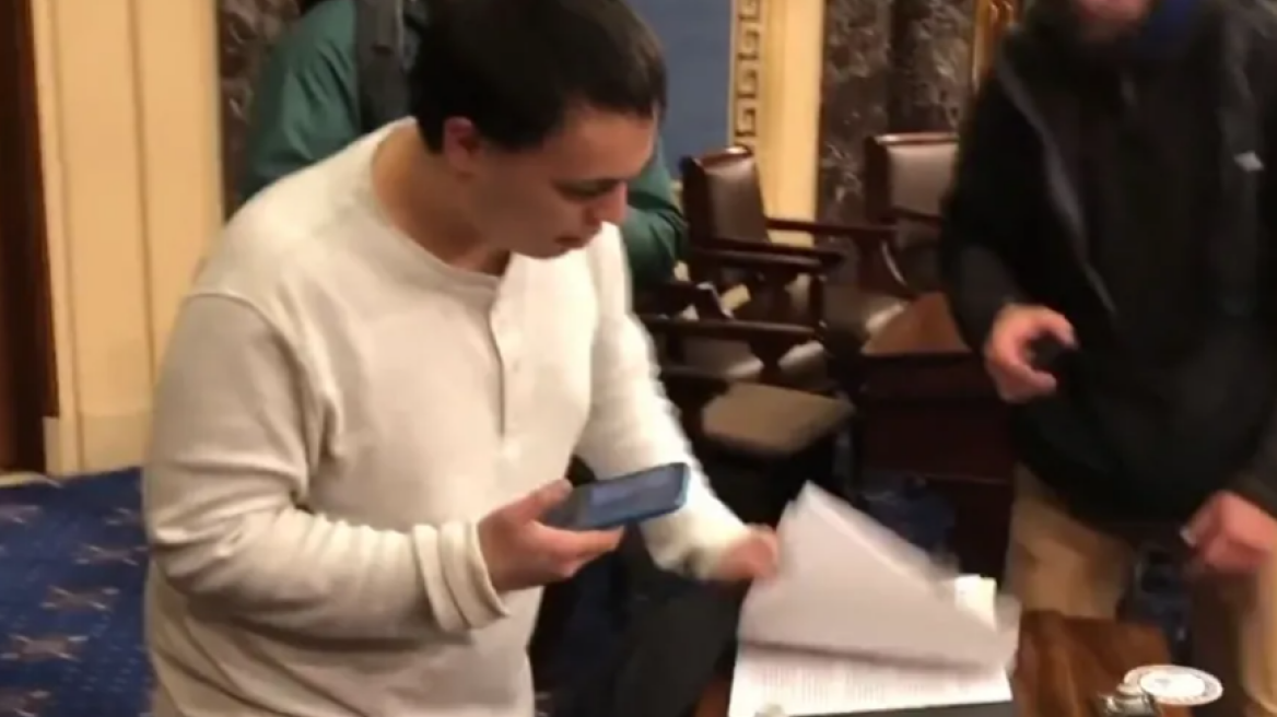 Του έδωσε χάρη ο Τραμπ για την εισβολή στο Καπιτώλιο και απείλησε να σκοτώσει τον επικεφαλής των Δημοκρατικών στη Βουλή