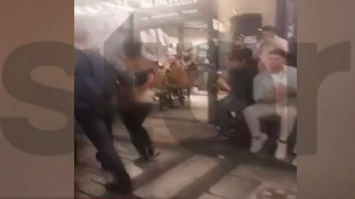 Η στιγμή της σύλληψης ανήλικης Ρομά που έκλεβε κινητά στην πλατεία Αγίας Ειρήνης