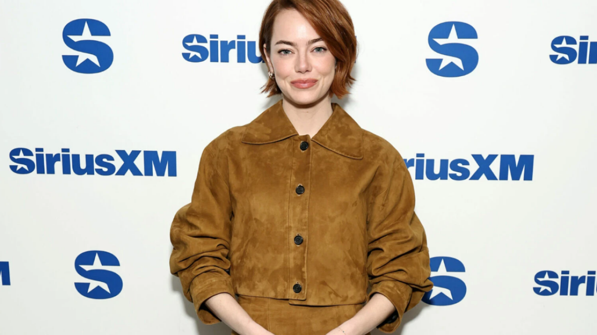 Η Έμα Στόουν φόρεσε head-to-toe την πιο δημοφιλή υφή του φετινού φθινοπώρου
