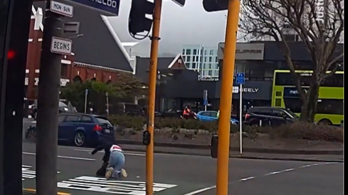 Νέα Ζηλανδία: Θυελλώδεις άνεμοι πέταξαν γυναίκα στη μέση του δρόμου - Δείτε το βίντεο