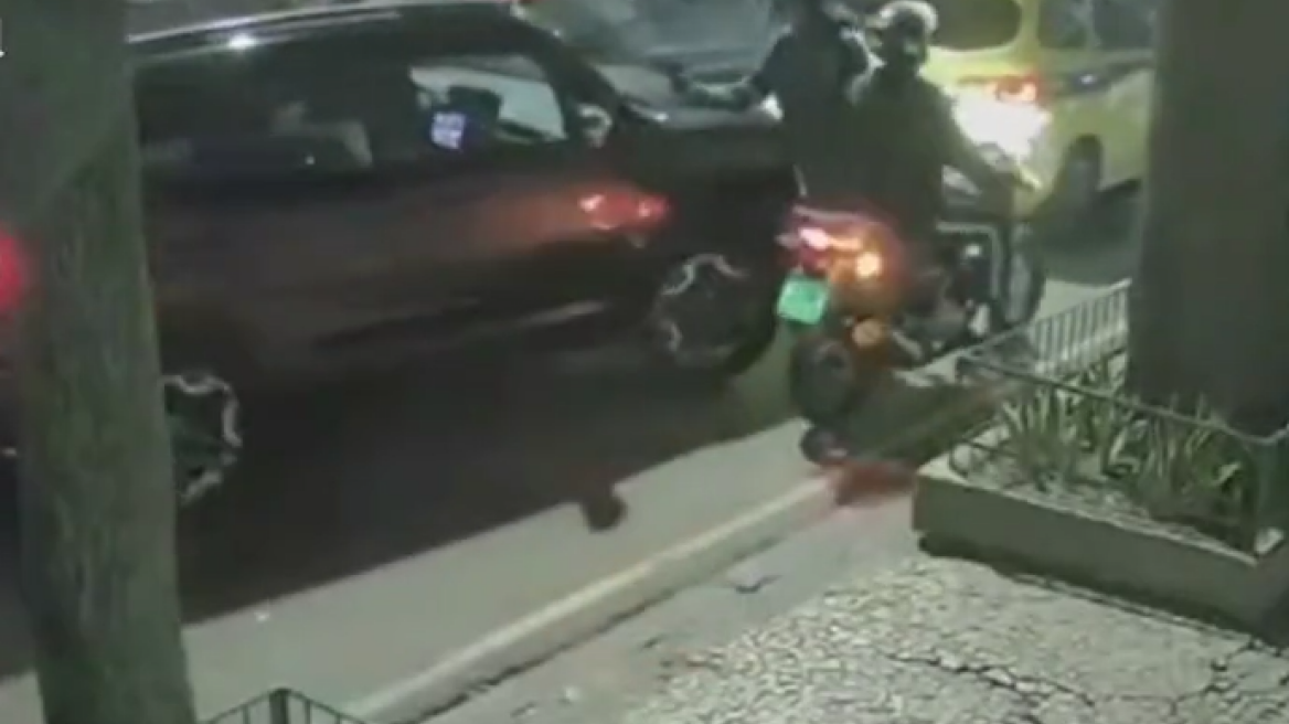 Βίντεο: Ληστεία κατέληξε σε παγίδα, οδηγός εγκλώβισε τους δράστες κάτω από το τζιπ της στη Βραζιλία