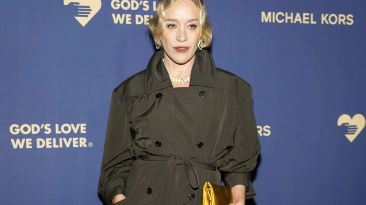 Η Κλόι Σεβινί φόρεσε το trench coat με τον πιο φρέσκο τρόπο
