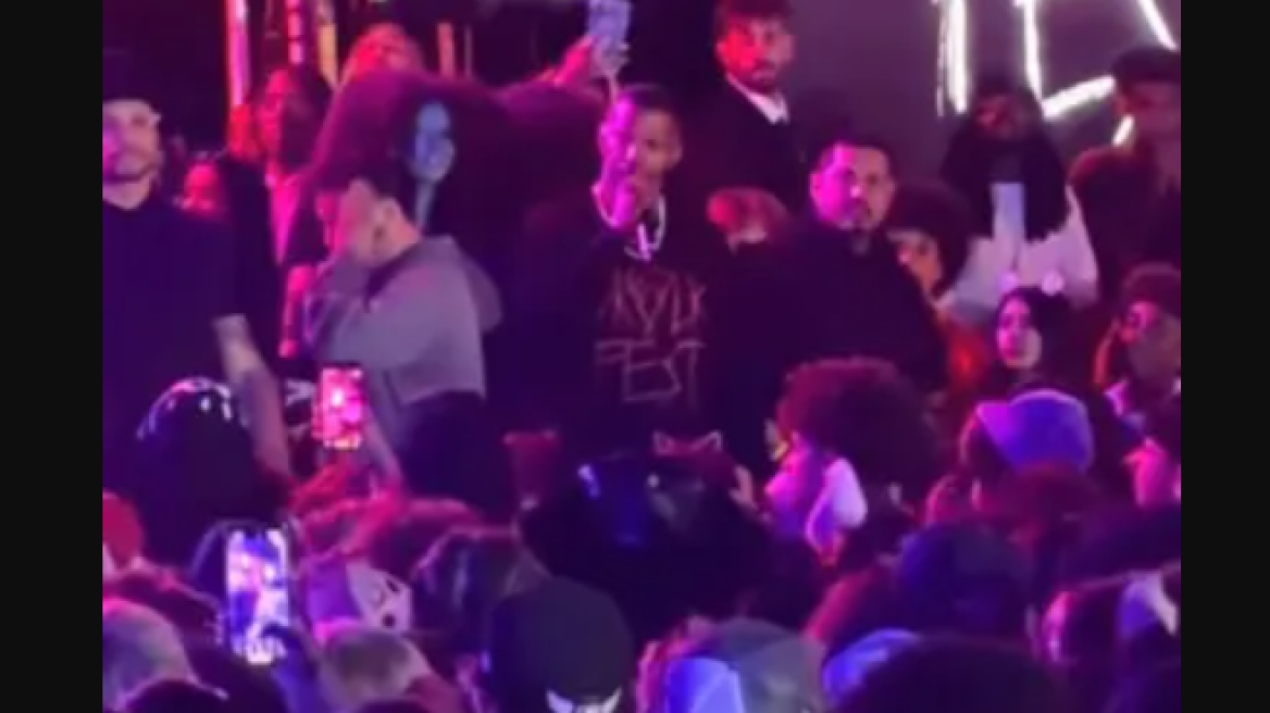 Έξαλλος ο Τζέιμι Φοξ με νεαρούς που πέταξαν μπουκάλια σε τραγουδίστρια στο σπίτι του: Ποιος το έκανε;