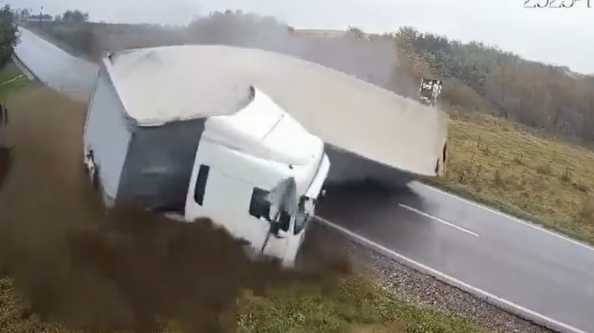 Τρομακτικό δυστύχημα στη Ρουμανία: Φορτηγό δίπλωσε και συνέθλιψε αυτοκίνητο - Δύο νεκροί, δείτε βίντεο