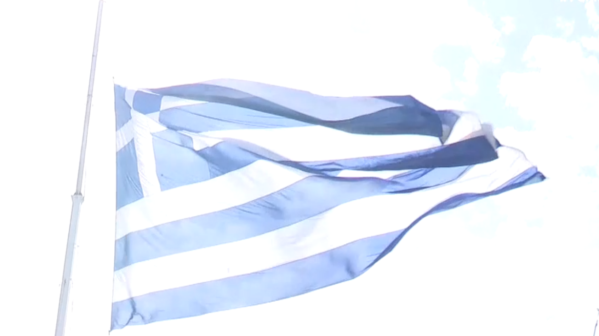 Βίντεο: Υψώθηκε τεράστια ελληνική σημαία στο λιμάνι της Χίου ενόψει της 28ης Οκτωβρίου