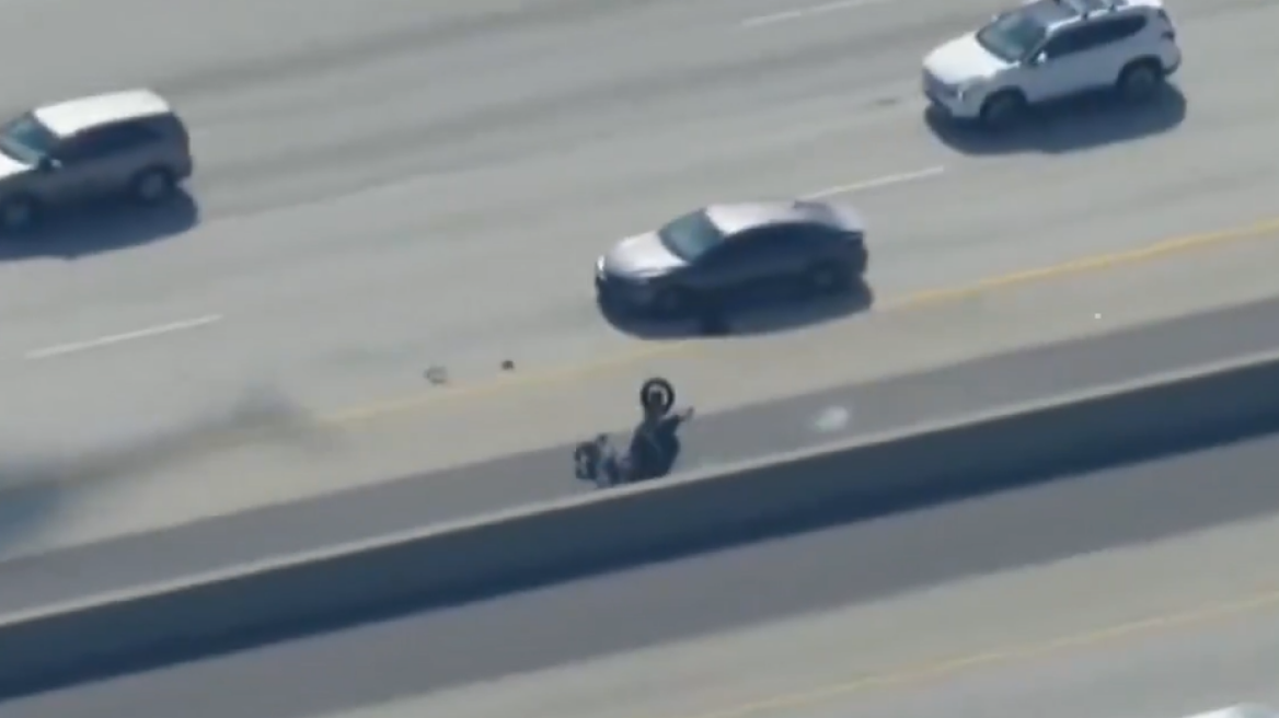 Καταδίωξη αλά Χόλιγουντ στις ΗΠΑ: Αστυνομικός εκτός υπηρεσίας πέταξε στον αέρα μηχανή - Ο αναβάτης της είχε σκοτώσει συνάδελφό του