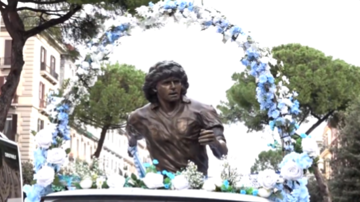 Οι Ναπολιτάνοι γιόρτασαν την γέννηση του Μαραντόνα: Το άγαλμα του Ντιέγκο έκανε τον γύρο της πόλης πάνω σε φορτηγάκι - Βίντεο 