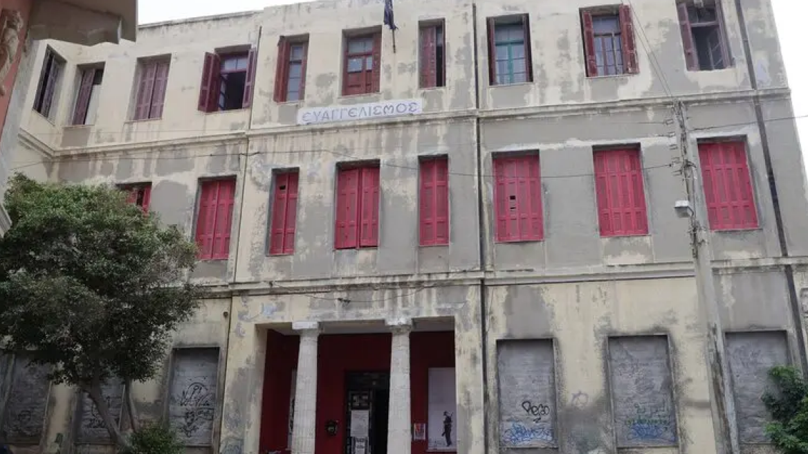 Έφοδος της ΕΛΑΣ στην κατάληψη του Ευαγγελισμού στο Ηράκλειο της Κρήτης - Δείτε βίντεο