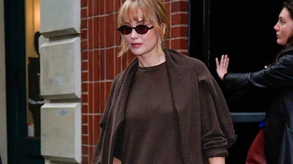 Η Τζένιφερ Λόρενς φόρεσε τη must-have φούστα του φετινού φθινοπώρου
