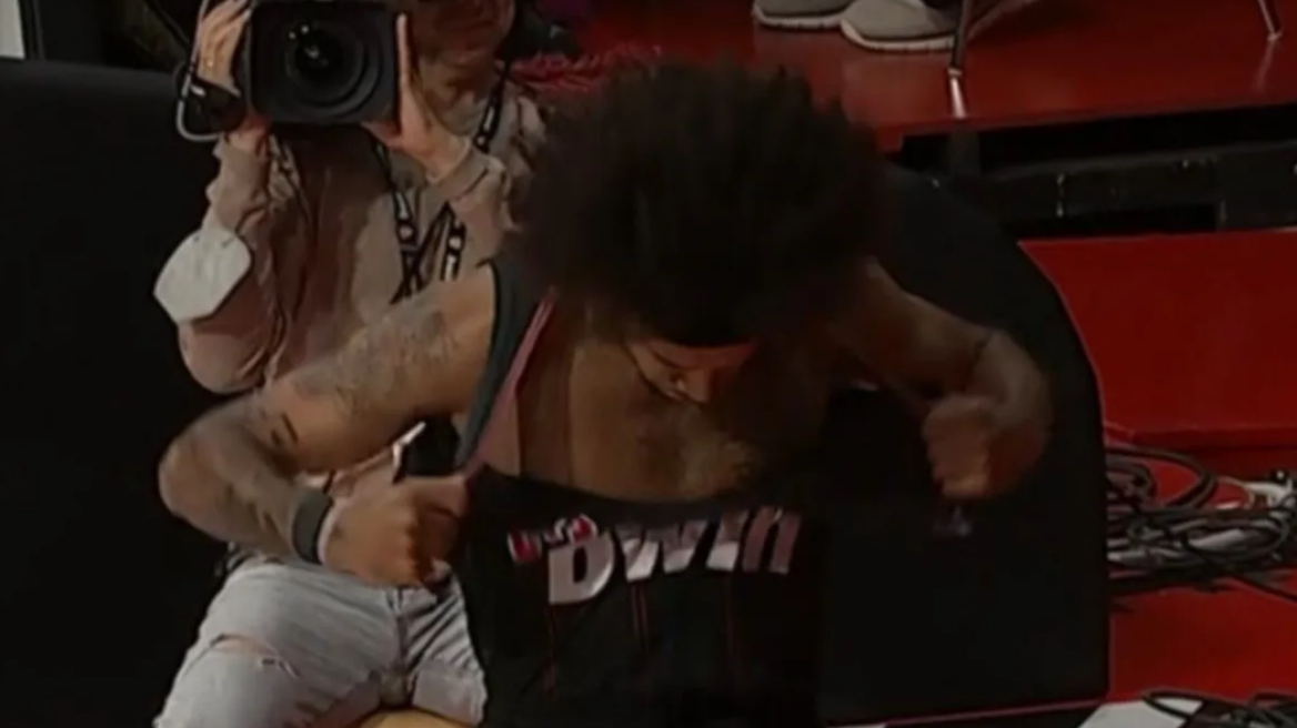 Ολυμπιακός: Ο Γουόρντ έσκισε τη φανέλα του μετά από χαμένο λέι απ - Βίντεο 