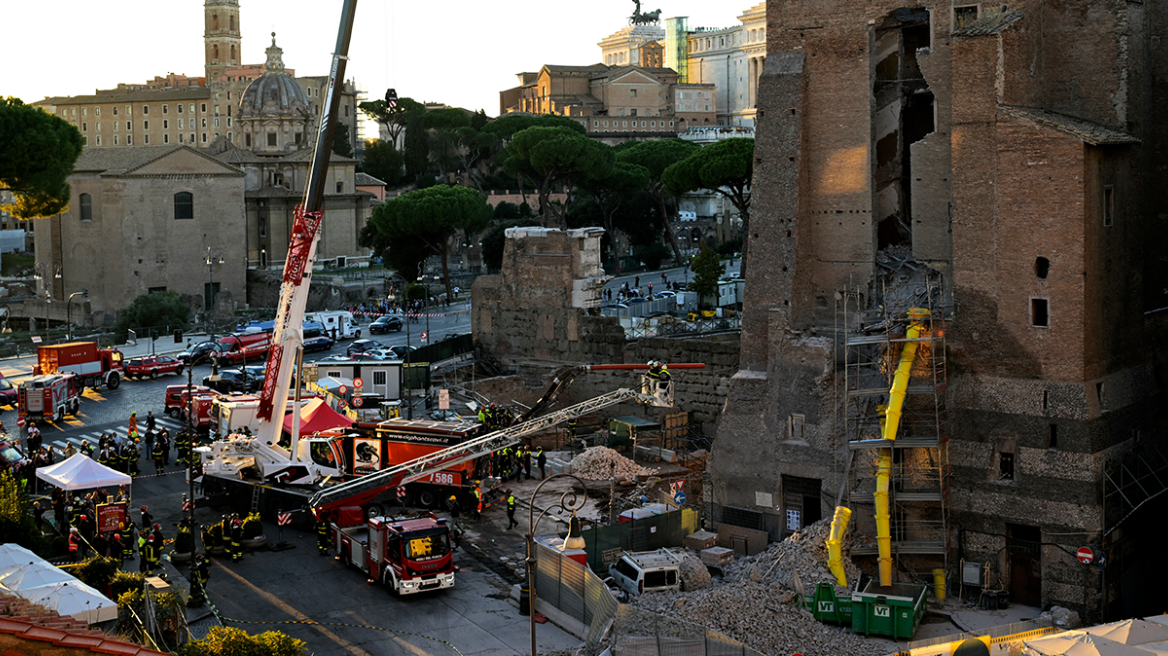 Αγώνας δρόμου για τον εγκλωβισμένο εργάτη μετά την κατάρρευση του πύργου κοντά στο Κολοσσαίο - Μεγάλη επιχείρηση διάσωσης