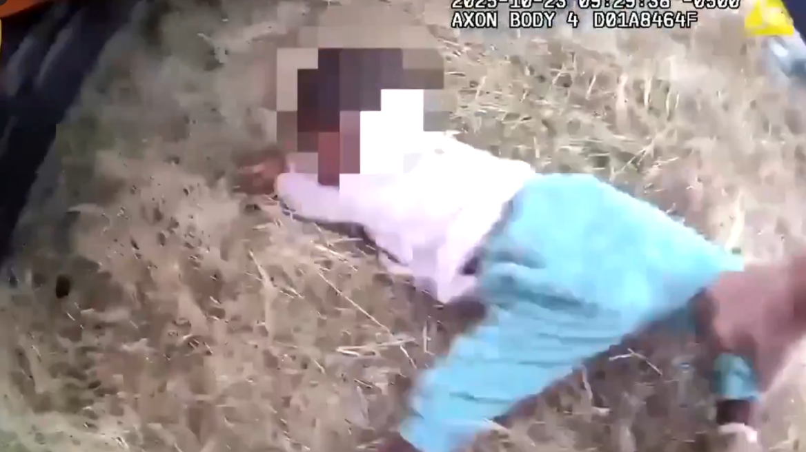 Δραματική διάσωση παιδιού 15 μηνών που εγκλωβίστηκε σε αναποδογυρισμένο αυτοκίνητο στο Τέξας - Σωτήρια η ΚΑΡΠΑ από τους αστυνομικούς