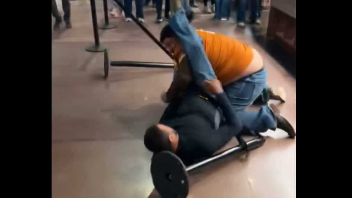 Άγριος καβγάς σε κατάστημα στις ΗΠΑ - Πελάτες άρχισαν τις μπουνιές για τη σειρά στην τουαλέτα (βίντεο)