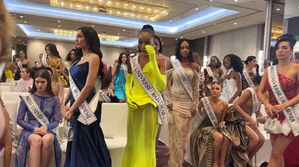 Επεισόδιο σε εκδήλωση για τη Miss Universe: Η νικήτρια του 2024 έφυγε οργισμένη όταν ο πρόεδρος των καλλιστείων διέσυρε δημόσια τη Μις Μεξικό